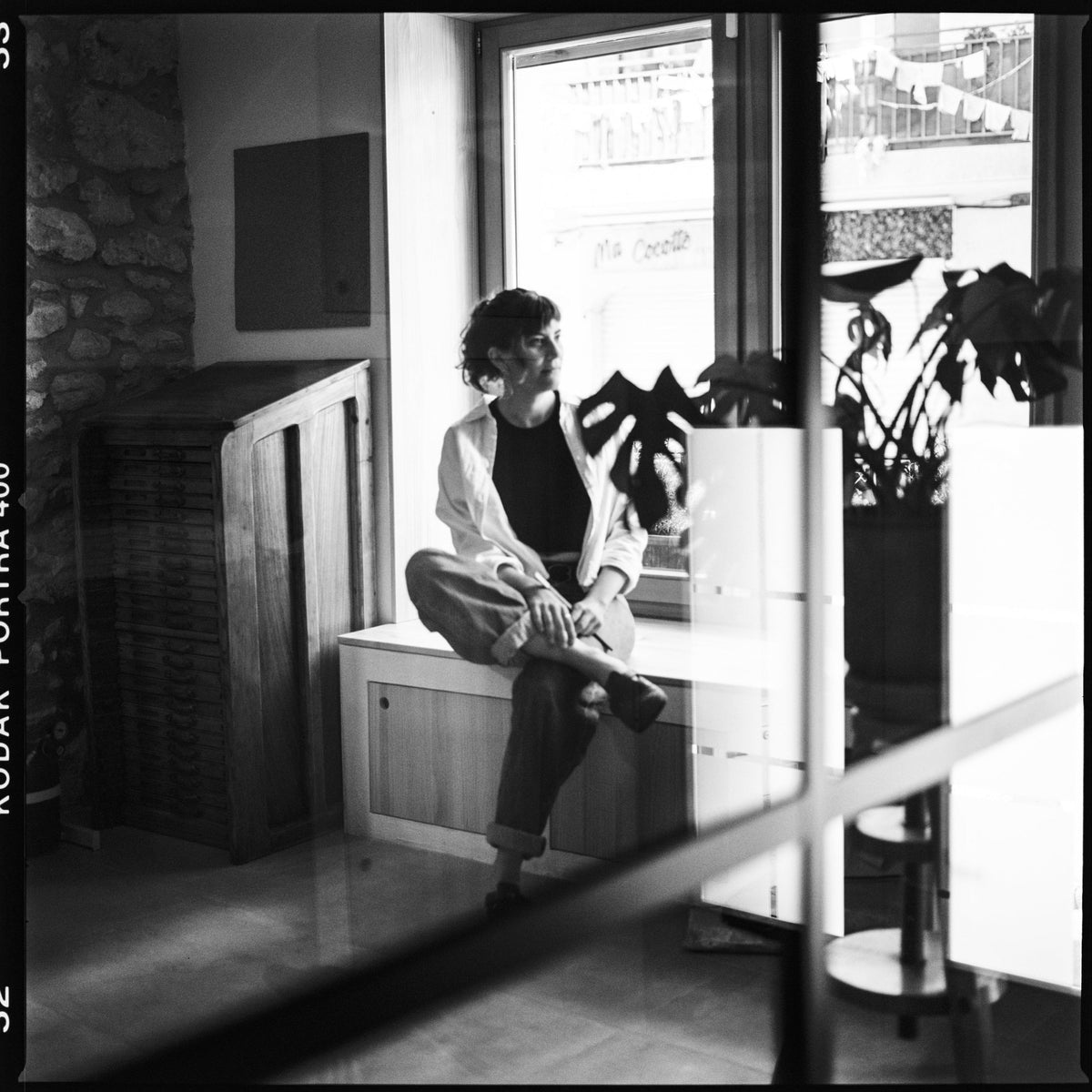 Alba Navarro Hierro beside the window of her jewelry atelier, housed in a Mediterranean home dating back to 1778.	Alba Navarro Hierro junto a la ventana de su taller de joyería, en una casa mediterránea que data de 1778.